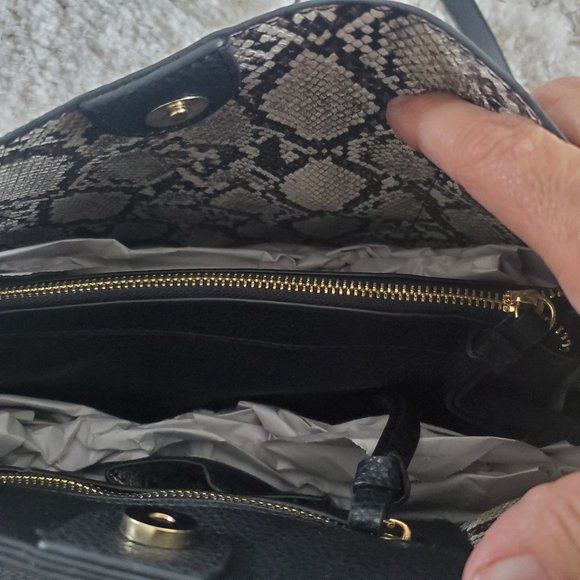 Steve Madden Black Bag w/Snakeskin Interior and Coin Purse - Picture 14 of 16